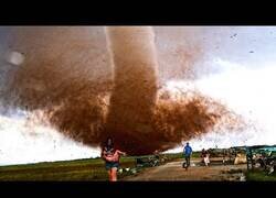 Enlace a Salvando a una familia cuya casa fue arrasada por un tornado