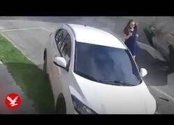 Enlace a Una mujer se salva milagrosamente de ser aplastada entre dos coches