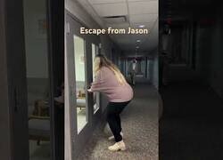 Enlace a ¿Serías capaz de escapar de Jason pese a lo lento que camina?