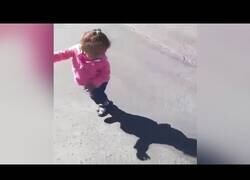 Enlace a Niña pequeña reacciona a su sombra por primera vez