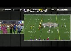 Enlace a Reportero de ESPN sale corriendo en mitad de un partido de Fútbol Americano al enterarse de que su mujer está dando a luz