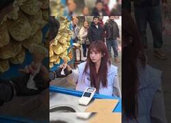 Enlace a Esta chica está preparada para que el heladero turco no la vacile