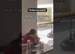 Enlace a La prioridad de esta mujer en pleno terremoto son sus fideos