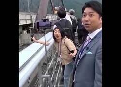 Enlace a Reporteros japoneses alucinan con el paso del tren Maglev a 500 km/h
