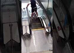 Enlace a Bajar escaleras mecánicas subido en la bici puede complicarse