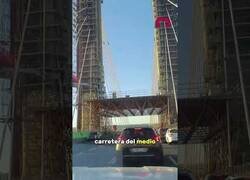 Enlace a Cae un retrete portátil desde lo alto de un puente en Sevilla