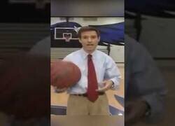 Enlace a Reportero recrea accidentalmente el tiro hacia atrás desde mitad de cancha del que estaba informando