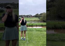 Enlace a Una golfista algo patosa