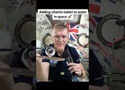 Enlace a Esto pasa si metes una pastilla efervescente en agua en el espacio
