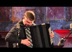 Enlace a Oleksandr Khrustevych toca en su acordeón una obra de Vivaldi que normalmente interpreta toda una orquesta