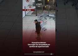 Enlace a Mujer en Rusia es arrollada por carritos de supermercado cuando el guardia de seguridad intentaba bajarlos por las escaleras mecánicas