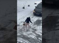 Enlace a Esta mujer está atrapada por el suelo helado