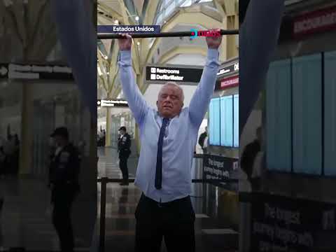 Robert F. Kennedy hace dominadas en el aeropuerto a sus 71 años