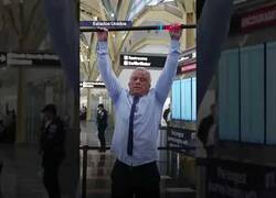 Enlace a Robert F. Kennedy hace dominadas en el aeropuerto a sus 71 años