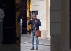 Enlace a Los italianos gesticulan con las manos hasta hablando por teléfono