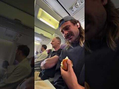 ¿Qué harías si el que se sienta a tu lado en el avión empieza a comerse una cebolla a bocados?