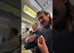 Enlace a ¿Qué harías si el que se sienta a tu lado en el avión empieza a comerse una cebolla a bocados?