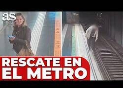 Enlace a Mossa fuera de servicio salva a un hombre que cayó a las vías del metro