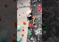 Enlace a Escalando un rocódromo sin manos