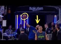 Enlace a La increíble canasta de Stephen Curry desde 30 metros