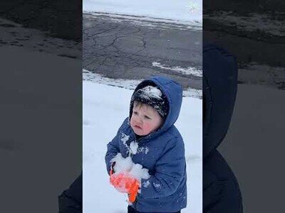 Momentos divertidos de bebés en la nieve