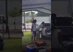 Enlace a Niño pone petardos en la barbacoa