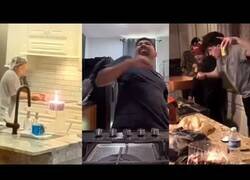 Enlace a Personas a las que no deberían dejar acercarse a una cocina