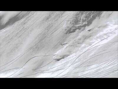 Cuando escapas de una avalancha, pero te da para hacer un backflip