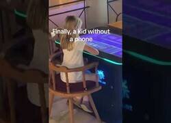 Enlace a Por fin una niña sin un móvil