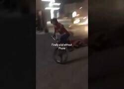 Enlace a Al fin un niño sin móvil