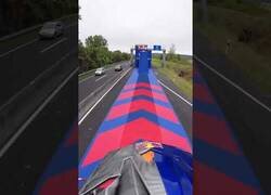 Enlace a Haciendo un backflip entre dos camiones en movimiento