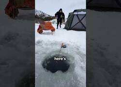 Enlace a Este hombre se hizo una plataforma giratoria sobre un lago congelado