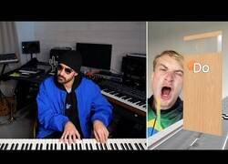 Enlace a Este tipo, que lo dió todo para clavar las notas, merecía un remix