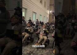 Enlace a Chirigoteros se disfrazan de Stephen Hawking en el Carnaval de Cádiz