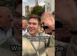 Enlace a Saludando a la gente en tierra vs Saludando a la gente desde un barco