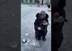 Enlace a Mujer pierde el móvil tras pescar por un agujero en el hielo