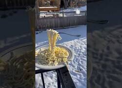 Enlace a En Minneapolis hace tanto frío que la pasta se congela en el aire