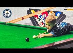 Enlace a Niño de dos años es un crack del billar
