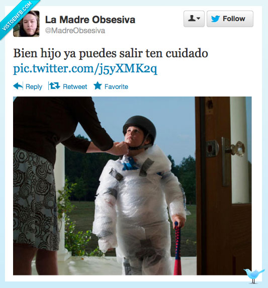 casco,jugar,madre,sobreprotectora,preocupada,burbuja,bolas,plastico,hijo