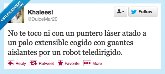 ni con un palo colega,laser,puntero,feo,no te toco joder,robot,teledirigido