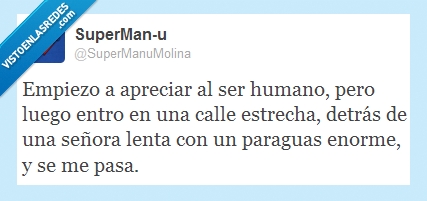 calle estrecha,paraguas como sombrilla,señora lenta