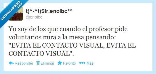 profesor,mirada perdida,mesa,contacto visual,a mí no
