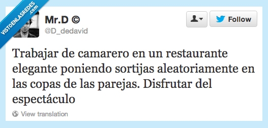 disfrutar,parejas,copas,aleatoriamente,sortijas,poniendo,elegante,restaurante,camarero,trabajo