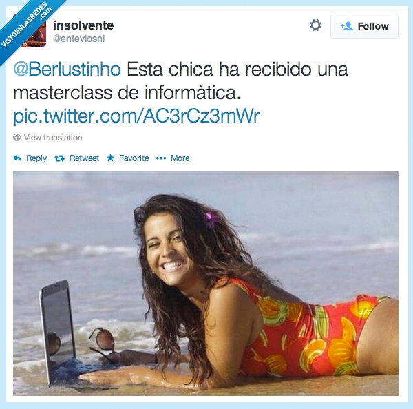 playa,chica,agua,verano,bañador,mojar,portatil,ordenador