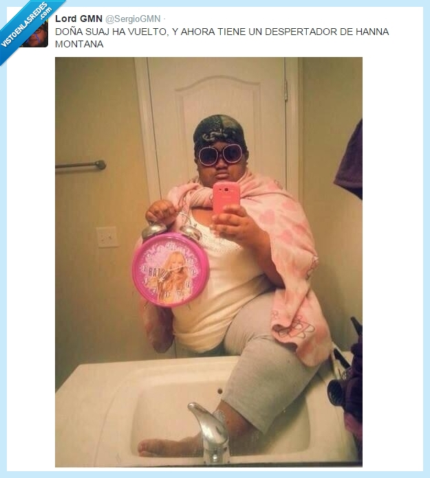 miss swag,chica,mujer,negra,lavabo,despertador,hanna montana,selfie,wtf,absurdo