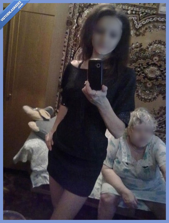 chica,abuela,selfie,detras vestido,espejo,señora