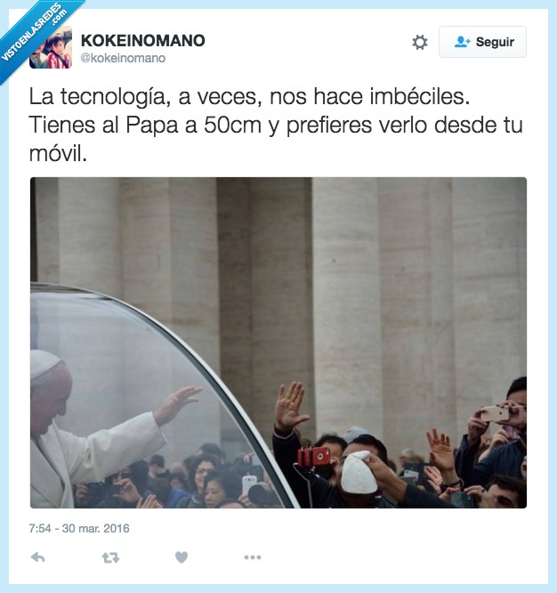 papa francisco,foto,camara,delante,centimetro,mirar,ver,movil,través