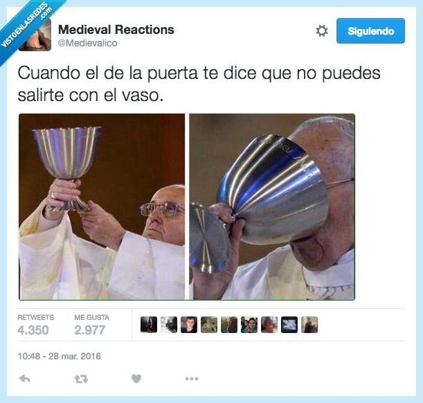 papa,francisco,copa,gigante,beber,misa,puerta,segurata,salir,vaso
