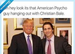 Enlace a Christian Bale al lado de un American Psycho (americano psicópata)