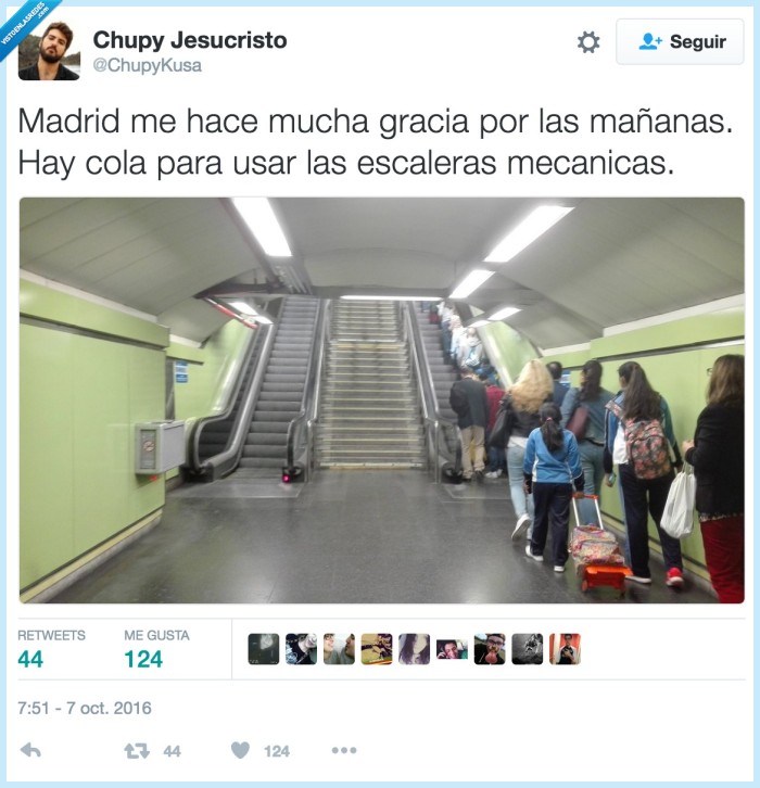 cola,metro,escaleras mecánicas